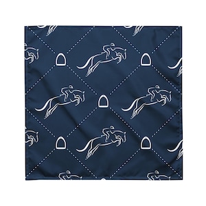 Può includere: Tessuto quadrato blu navy con un motivo equestre bianco. Il design presenta disegni a linea bianca di cavalli che saltano gli ostacoli e staffe, disposti in un motivo a rombi.