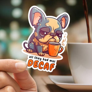 Französische Bulldogge Aufkleber (Alles was sie hatten Decaf) lustiger Kaffee Aufkleber süßer Frenchie Hund Cartoon Kaffeesüchtiger Koffein Aufkleber Geschenk für Barista