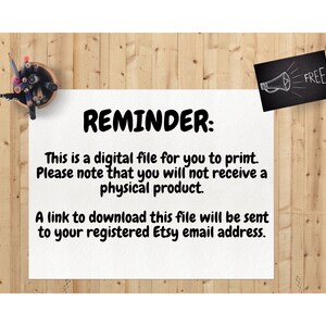 Op de afbeelding: Een wit vel papier met zwarte tekst die luidt: "REMINDER: This is a digital file for you to print. Please note that you will not receive a physical product. A link to download this file will be sent to your registered Etsy email address." Een klein zwart schoolbord met witte krijtbelettering die "FREE" luidt, is bevestigd aan de rechterbovenhoek van het papier.