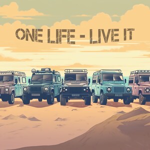 Puede incluir: Cinco vehículos Land Rover Defender vintage aparcados en una playa de arena al atardecer. Los vehículos son de diferentes colores, incluyendo azul, verde y marrón. El texto "ONE LIFE - LIVE IT" está escrito en una fuente vintage sobre los vehículos.