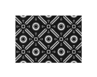 Pode incluir: Padrão geométrico em preto e branco com formas de diamante, desenhos de sol e triângulos. O padrão repetitivo é adequado para tecido, papel de parede ou outras aplicações decorativas.