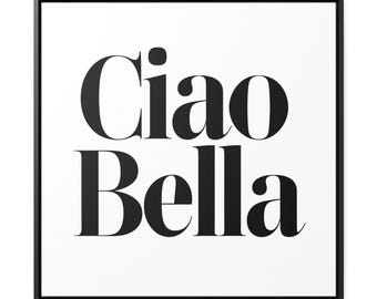 Può includere: Stampa tipografica in bianco e nero con il testo "Ciao Bella" in un carattere moderno e in grassetto. La stampa è incorniciata da una cornice nera.