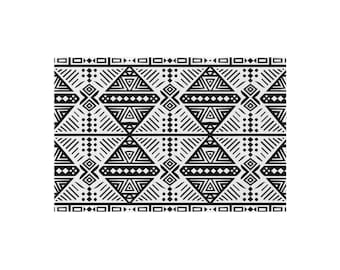 Pode incluir: Padrão geométrico em preto e branco com triângulos, losangos e linhas repetidas. O design é simétrico e cobre toda a superfície. Adequado para tecido, papel de parede ou outras aplicações decorativas.