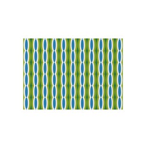 Peut inclure: Un échantillon de tissu rectangulaire présentant un motif géométrique répétitif d'ovales bleus verticaux centrés dans des contours blancs, sur des bandes alternées de vert clair et de vert foncé, créant un design visuel structuré et symétrique.