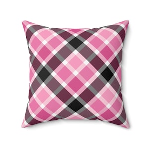Elegante cojín cuadrado a cuadros rosas para una acogedora decoración del hogar. Cojín decorativo, regalo para ella, dormitorio pastel, sala de estar elegante.