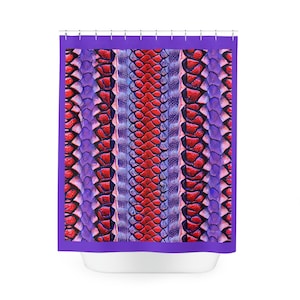 Könnte beinhalten: Lilafarbener Duschvorhang mit einem sich wiederholenden Muster aus roter, rosa und lila Schlangenhaut.
