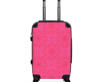 Può includere: Valigia rosa da cabina con maniglia e ruote nere. La valigia ha un motivo a mandala rosa e rosso.