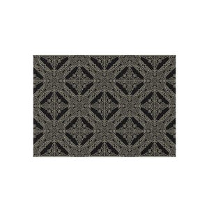 Puede incluir: Un textil rectangular con estampado negro y dorado. El diseño presenta formas circulares y cuadradas repetidas con patrones simétricos intrincados. Las líneas doradas crean una apariencia detallada y ornamentada sobre el fondo negro.