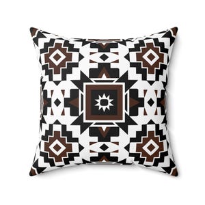 Geometrisches Boho-Kissen: Couchkissen aus gesponnenem Polyester in Braun und Weiß