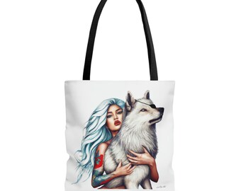 Puede incluir: Una bolsa de tela blanca con un diseño de una mujer con cabello azul y un lobo blanco con un parche en el ojo. La mujer está abrazando al lobo.