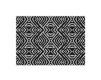 Pode incluir: Padrão geométrico em preto e branco com um design repetitivo de losangos e ziguezagues. O padrão tem uma estética tribal, com linhas grossas e texturizadas que criam um impacto visual arrojado. O design é simétrico e visualmente envolvente.