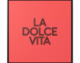 Può includere: Una stampa su tela incorniciata in nero con sfondo rosso e il testo "LA DOLCE VITA" in nero.