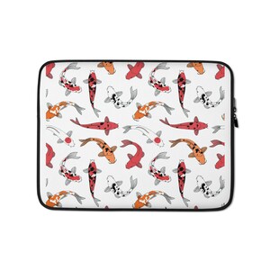 Könnte beinhalten: Eine weiße Laptoptasche mit einem sich wiederholenden Muster aus roten, orangefarbenen und schwarzen Koi-Karpfen, die in verschiedene Richtungen schwimmen.