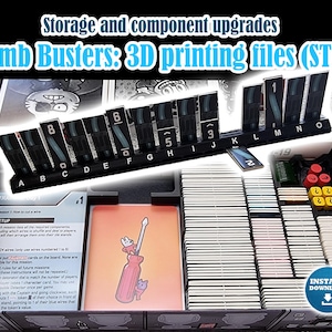 Puede incluir: Un organizador 3D impreso en negro y gris para el juego de mesa Bomb Busters. El organizador tiene compartimentos para los componentes del juego, incluyendo cartas, cables y fichas. El organizador está etiquetado con las letras A a N. La imagen también muestra el reglamento del juego y una carta con un destornillador y un gato.
