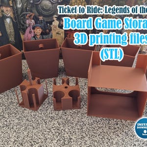 Puede incluir: Componentes de almacenamiento impresos en 3D de color marrón para el juego de mesa Ticket to Ride: Legends of the West. El texto "Ticket to Ride: Legends of the West Board Game Storage 3D printing files (STL)" es visible en la imagen.