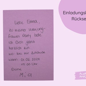 Op de afbeelding: Een roze handgeschreven uitnodigingskaart met de tekst "Liebe Emma, zu meiner Meerjung-frauen Party lade ich Dich ganz herzlich ein. wo: bei mir Zuhause wann: 01.06.2024 15:00 Uhr Deine Mia" en de woorden "Einladungskarten R&uuml;ckseite ALWAYS AMAZING" onderaan.