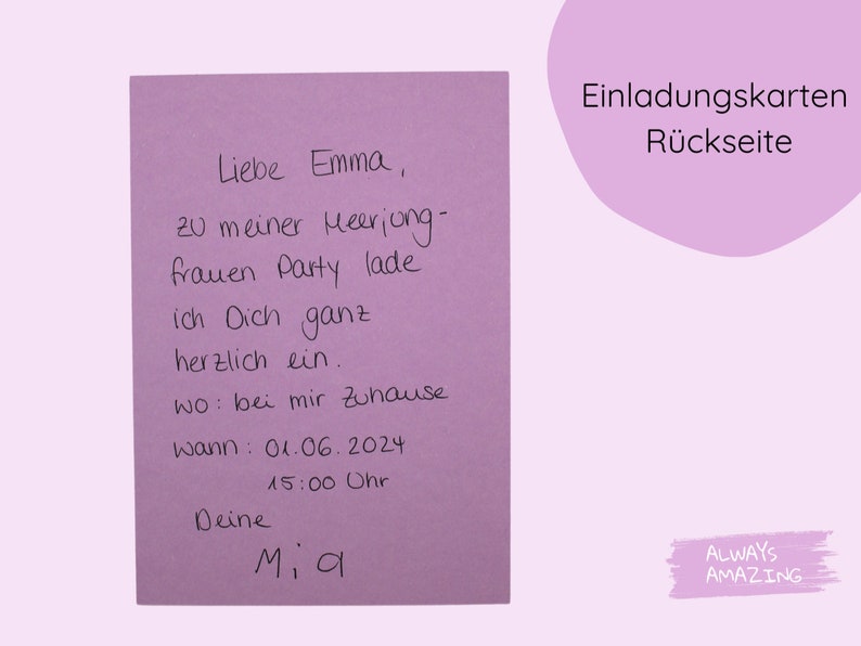 Op de afbeelding: Een roze handgeschreven uitnodigingskaart met de tekst "Liebe Emma, zu meiner Meerjung-frauen Party lade ich Dich ganz herzlich ein. wo: bei mir Zuhause wann: 01.06.2024 15:00 Uhr Deine Mia" en de woorden "Einladungskarten R&uuml;ckseite ALWAYS AMAZING" onderaan.