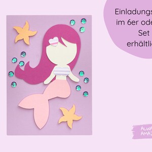 Op de afbeelding: Een roze en witte zeemeerminillustratie met een roze hart op haar hoofd. De zeemeermin is omringd door blauwe en groene glitter. De tekst "Einladungskarte im 6er oder 9er Set erh&auml;ltlich." staat bovenaan de afbeelding. De tekst "ALWAYS AMAZING" staat onderaan de afbeelding.