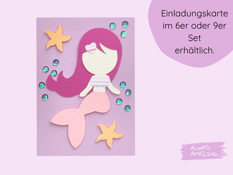 Op de afbeelding: Een roze en witte zeemeerminillustratie met een roze hart op haar hoofd. De zeemeermin is omringd door blauwe en groene glitter. De tekst "Einladungskarte im 6er oder 9er Set erh&auml;ltlich." staat bovenaan de afbeelding. De tekst "ALWAYS AMAZING" staat onderaan de afbeelding.