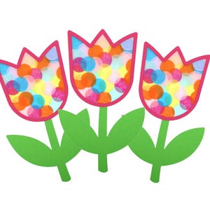 Könnte beinhalten: Drei Papiertulpen-Ausschnitte mit rosa Umrissen, grünen Stielen und Blättern. Die Tulpenblätter sind mit bunten Konfetti gefüllt. Der Hintergrund ist weiß.