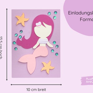 Op de afbeelding: Een paarse kaart met een zeemeerminillustratie. De zeemeermin heeft roze haar, een roze staart en een gestreept topje. De kaart is versierd met glitter en zeesterren. De kaart is 13,5 cm hoog en 10 cm breed. De tekst op de kaart luidt "Einladungskarten Format".