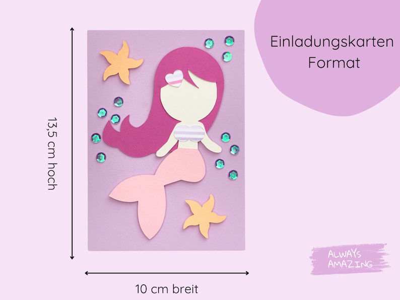 Op de afbeelding: Een paarse kaart met een zeemeerminillustratie. De zeemeermin heeft roze haar, een roze staart en een gestreept topje. De kaart is versierd met glitter en zeesterren. De kaart is 13,5 cm hoog en 10 cm breed. De tekst op de kaart luidt "Einladungskarten Format".