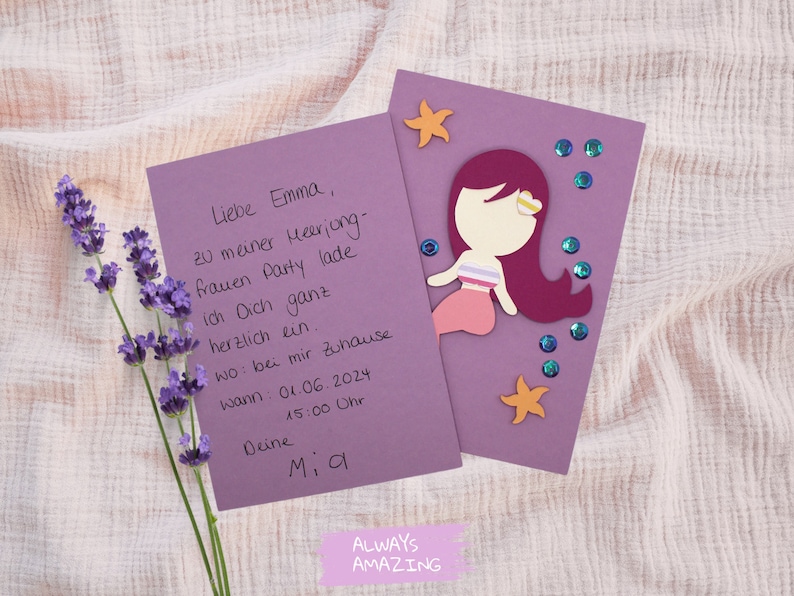 Op de afbeelding: Paarse uitnodigingskaart met een zeemeerminillustratie en glitteraccenten. De tekst op de kaart luidt "Liebe Emma, zu meiner Heerjong-frauen Party lade ich Dich ganz herzlich ein. wo: bei mir Zuhause Wann: 01.06.2024 15:00 Ohr Deine Mia"