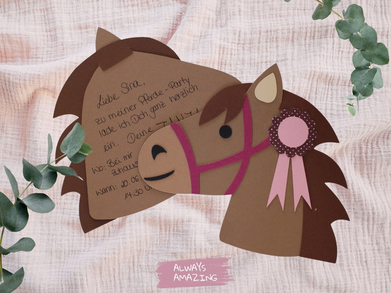 May include: A brown paper horse head cutout with a pink ribbon and a pink rosette. The horse head has a handwritten invitation for a horse party on it. The text reads: "Liebe Sina, zu meiner Pferde-Party lade ich Dich ganz herzlich ein. Deine 7114 Wo: Bei mir ahous wann: 20.06. 14:30 0 ALWAYS AMAZING"
