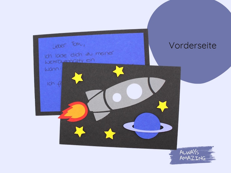 May include: A black card with a rocket ship, stars, and a planet with rings. The text "Lieber Tom, Ich lade dich zu meiner Weltraumparty ein Wann Ich fo" is written on the blue card behind it. The text "Vorderseite" is written on a blue circle above the card. The text "ALWAYS AMAZING" is written on a blue rectangle below the card.