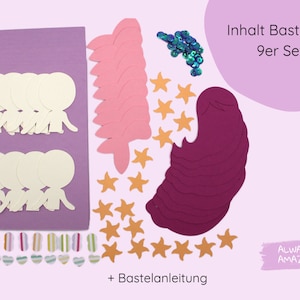 Op de afbeelding: Een knutselset met 9 onderdelen om zeemeerminnen te knutselen. De set bevat roze zeemeerminstaarten, paarse zeemeerminhaar, gouden zeesterren en kleurrijke glitters. De set bevat ook instructies voor het knutselen. De tekst op de afbeelding luidt "Inhalt Bastelset: 9er Set" en "Always Amazing".