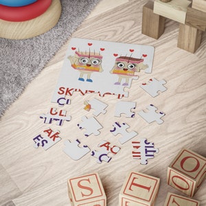 Könnte beinhalten: Ein farbenfrohes Puzzle mit einem Cartoon-Bild von zwei lächelnden Gesichtern, auf dem die Worte "SKIN TOUCH" auf den Puzzleteilen gedruckt sind. Das Puzzle liegt auf einer Holzoberfläche, einige Teile fehlen. Es gibt auch Holzblöcke mit Buchstaben darauf.