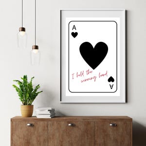 Poster con stampa di Asso di Cuori alla moda, arte murale retrò, "Tengo la mano vincente", stampa estetica, poster di carte da gioco, arredamento per la stanza preppy DIGITALE