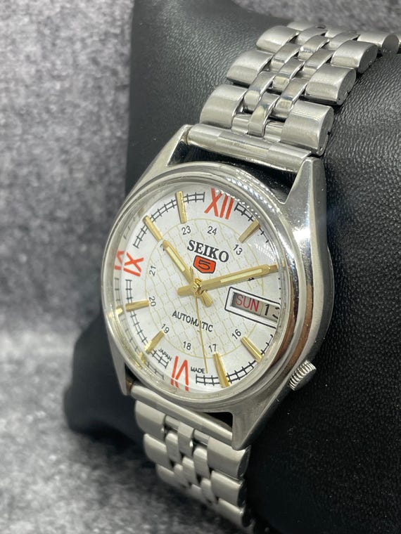 VINTAGE REFURBISHED SEIKO 5 AUTOMATIC JAPAN MENS DAY DATE WATCH main image 0