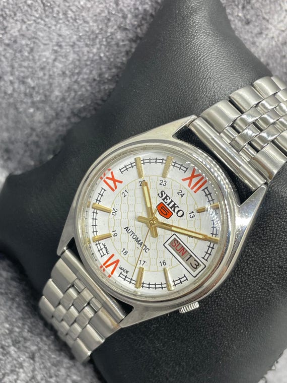 VINTAGE REFURBISHED SEIKO 5 AUTOMATIC JAPAN MENS DAY DATE WATCH main image 1