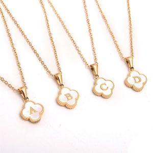 Collier initiale trèfle • Collier à pendentif trèfle • Collier trèfle à quatre feuilles avec chaîne forçat • Cadeau d'anniversaire • Cadeau parfait pour elle