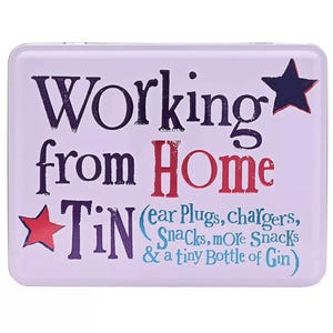 Peut inclure: Une boîte rectangulaire avec les mots "Working from Home" en lettres violettes et rouges. La boîte contient également le mot "Tin" et une liste d'articles, notamment des bouchons d'oreille, des chargeurs et des collations. Une étoile rouge et une étoile bleu marine sont sur la boîte.