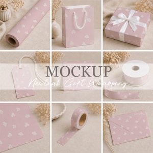 Puede incluir: Una colección de artículos para envolver regalos con un fondo rosa suave y un patrón floral blanco repetitivo. Los artículos incluyen un rollo de papel de regalo, una bolsa, una caja envuelta con cinta blanca, una etiqueta, un carrete de cinta y un sobre.