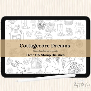 Könnte beinhalten: Ein digitales Tablet zeigt eine Sammlung von Strichzeichnungen mit Cottagecore-Thema. Das Bild zeigt Häuser, Pilze, Hirsche und andere von der Natur inspirierte Elemente. Der Text auf dem Bildschirm lautet "Cottagecore Dreams" und "Over 125 Stamp Brushes."