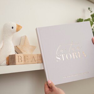 Album Nascita Blessed Home – Diario Del Bebè 15x21, Copertina Rigida, 36 Pagine Illustrate, Regalo Unisex