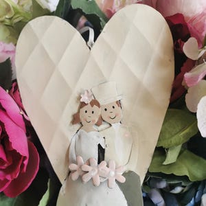 Decorazione cuore con sposi in metallo, da appendere , idea regalo romantica o come addobbo uscita casa sposa