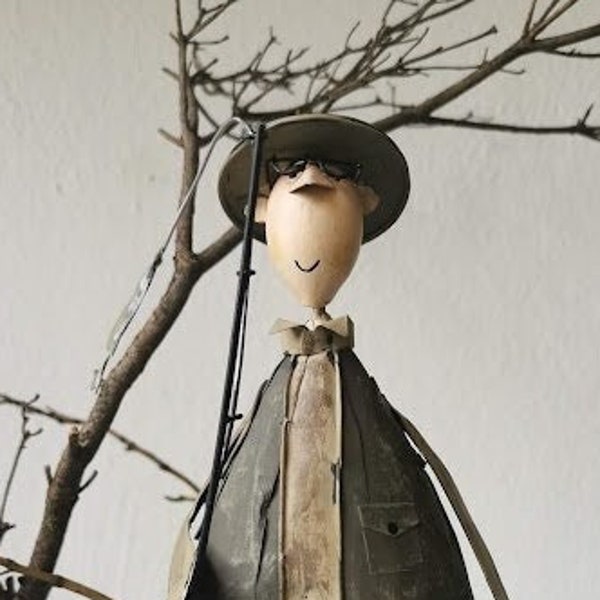 Pêcheur, gentleman.Figurine en métal recyclé peinte à la main, chaque saison est bonne pour pêcher et vivre en plein air.