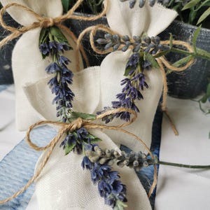 Sacchetti bomboniera in garza di lino con lavanda .Eleganti , naturali per matrimonio o eventi estivi da riempire a piacere .