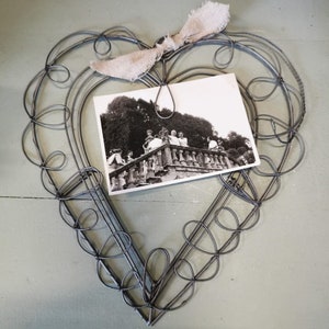 Cuore in filo metallo , porta foto o pro memoria , da parete .Una decorazione romantica per la casa, e per la nostra memoria.