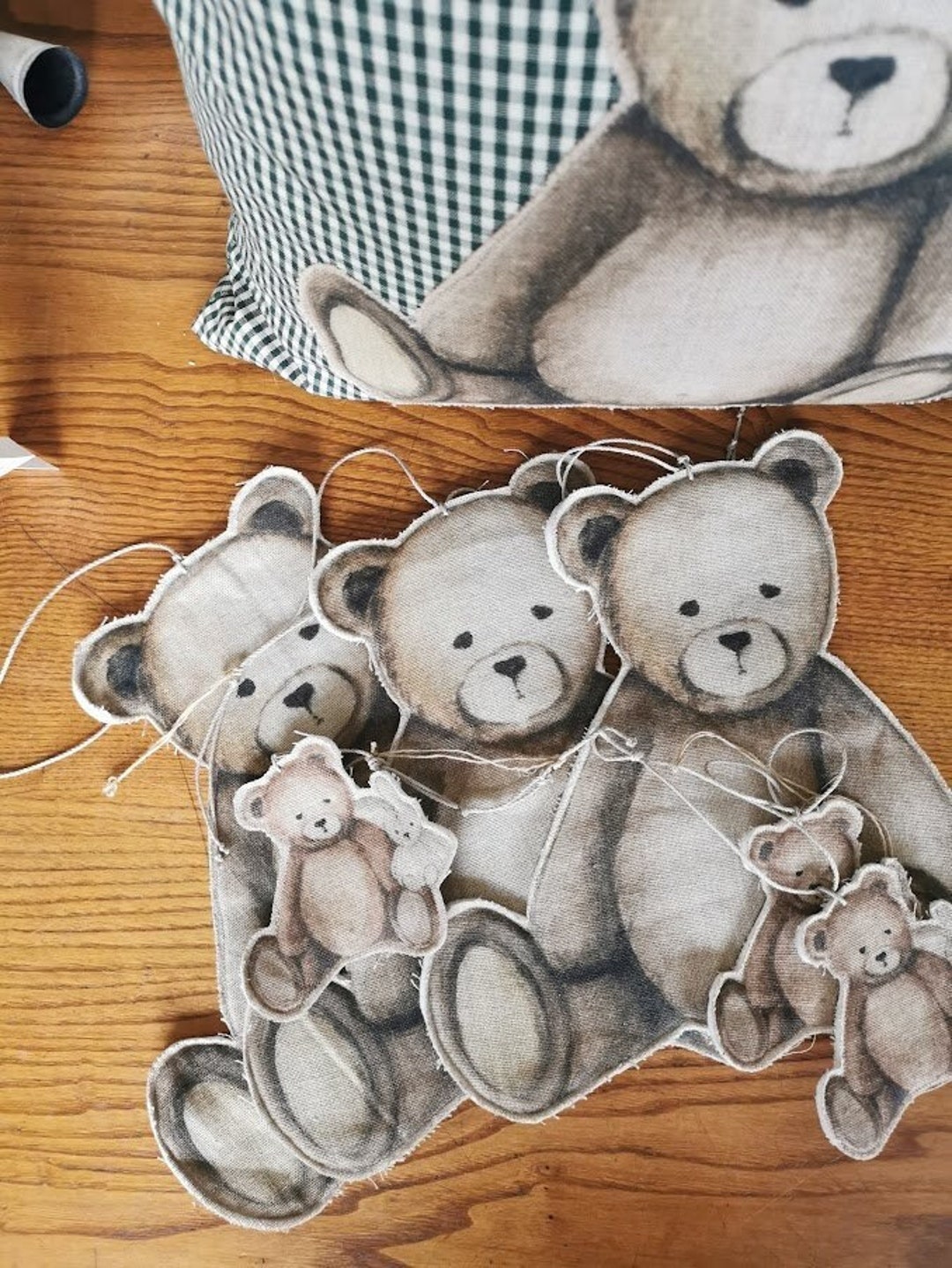 Figurines en tissu rembourré avec un imprimé d'ours en peluche