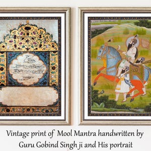 Peut inclure: Deux impressions encadrées présentant des œuvres d'art historiques. L'impression de gauche affiche des bordures dorées et bleues ornées entourant une écriture manuscrite. Celle de droite montre une figure sur un cheval bleu dans un paysage.