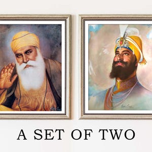 Peut inclure: Un ensemble de deux impressions encadrées représentant des portraits de figures religieuses sikhs. La première impression montre un homme avec une barbe blanche et un turban, portant une robe jaune. La deuxième impression montre un homme avec une barbe noire et un turban, portant une robe bleue et dorée.