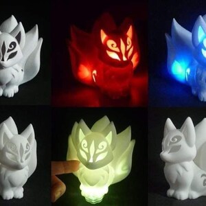 Puede incluir: Una colecci&oacute;n de luces nocturnas blancas con forma de zorro con detalles intrincados. Algunas luces se iluminan con tonos rojos, azules y verdes, mostrando las caracter&iacute;sticas del zorro. El dise&ntilde;o incluye una cara estilizada y una cola fluida.