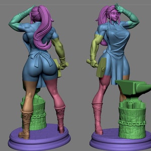Pode incluir: Uma figura impressa em 3D de uma mulher musculosa com cabelo rosa, vestindo um vestido azul e segurando um martelo. Ela está em pé sobre uma base verde com uma corrente e uma bigorna de metal.