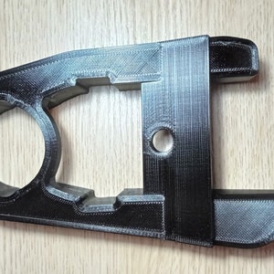 Puede incluir: Guía de cadena de bicicleta impresa en 3D de plástico negro.