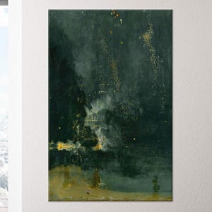 Pode incluir: Impressão de arte abstrata com uma paleta de cores verde escuro e dourado. A obra de arte apresenta um estilo texturizado e pictórico com toques de amarelo e branco, criando uma estética sombria e atmosférica. A peça é montada em uma parede branca.